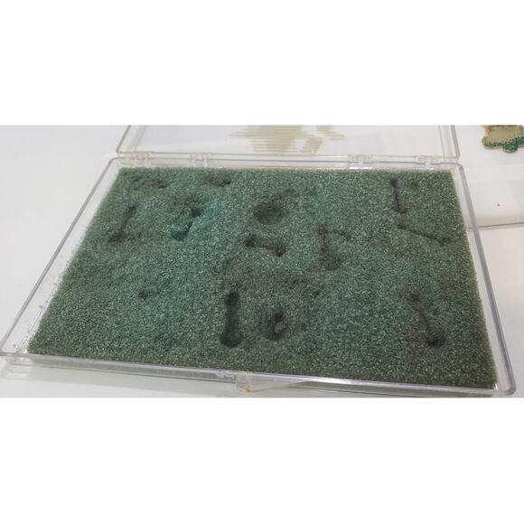 VTG Disney 1984 Summer Olympic Games, LA Collectors 13 Piece Pin Set in Case - Picture 3 of 6